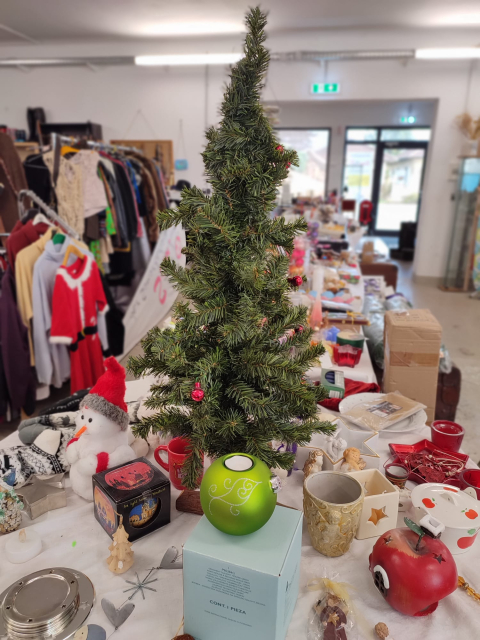 Weihnachtsschmuck, Weihnachtskrippe, Weihnachskerzen, Adventskalender, Weihnachtskugel, Christbaumständer, 