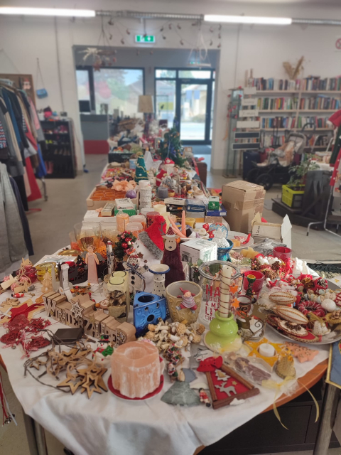 Weihnachtsdeko, Dekomaterlial, Christbaumkugel, Weihnachtsmann, Weihnachtshäferl, Advendkranz, Kripperl, 