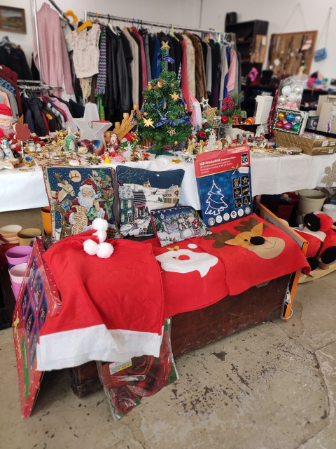 Weihnachtsdeko, Dekomaterlial, Christbaumkugel, Weihnachtsmann, Weihnachtshäferl, Advendkranz, Kripperl, 
