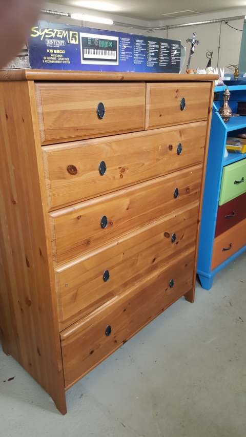 Hohes Holzregal mit Laden