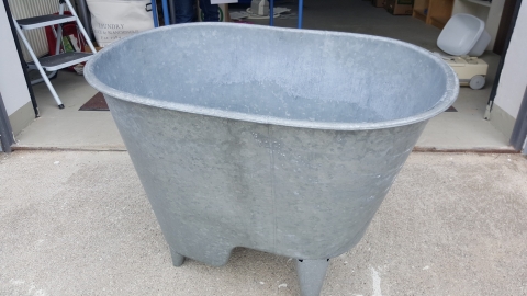 alte Sitzbadewanne