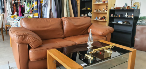 Couch, Sofa, Ledersofa, Ledercouch, braun, Tisch, Wohnzimmertisch, 