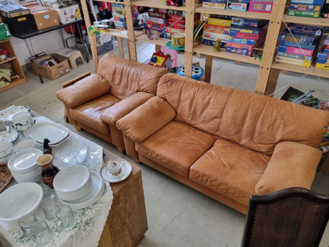 Couch, Sofa, Ledercouch, braun, Geschirr, Teller, Suppenteller, Kaffeegeschirr,